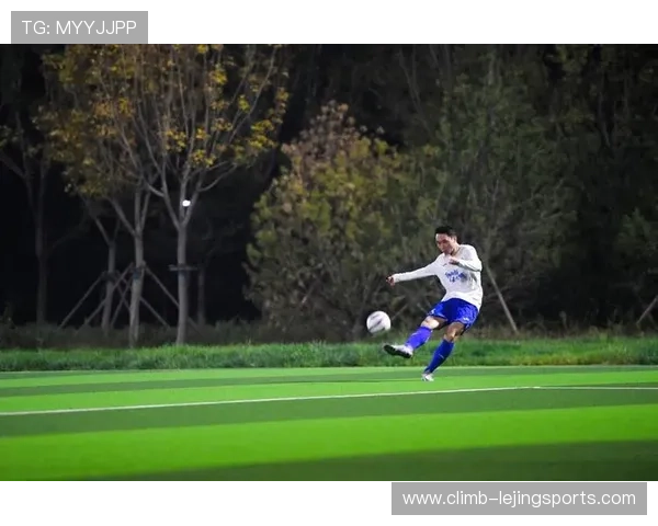 足球巨星赛前热身精彩瞬间展现技术与力量完美融合