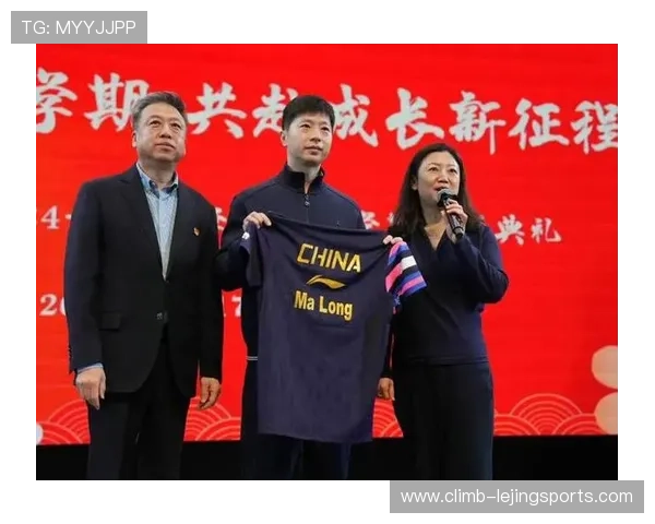 足球巨星携萌娃亮相引热议 父爱满满温馨时刻曝光